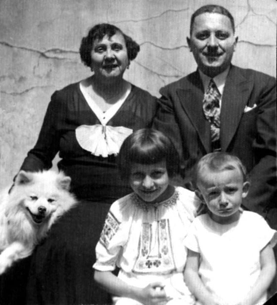 Батьки Ярослав Гузар та Ростислава Демчук, 1935 рік. Любомир – крайній справа