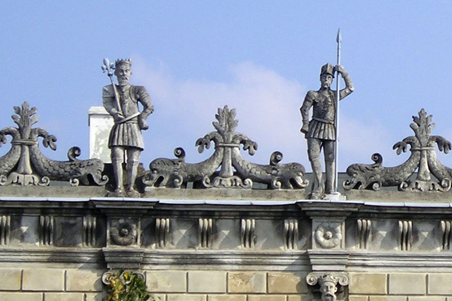 Фігури лицарів на аттику будинку Зліва скульптура короля Яна ІІІ Собеського