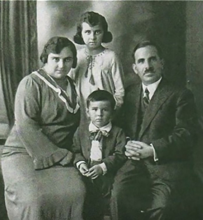 Любомир Романків з батьками і сестрою