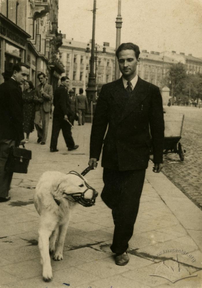 Чоловік на прогулянці з собакою. 1937 рік. Львів, площа Міцкевича

