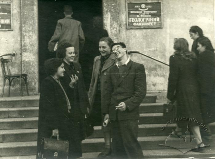 Студенти перед університетом. Львів. 1953 рік.

