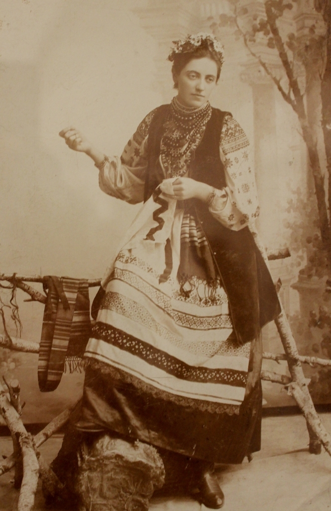 Соломія Крушельницька у народному вбранні. Народний одяг