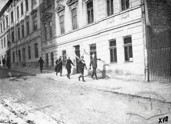 Учасники Змагового Союзу йдуть на лижну прогулянку вулицею Юзефа Супінського (тепер - Михайла Коцюбинського). Позаду, несучи лижі, крокує Іван Боберський, 1912 рік
