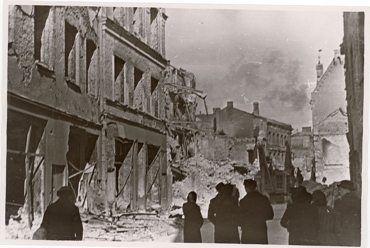 Старе місто Таллінна після бомбардувань радянськими ВПС.у березні 1944 року

