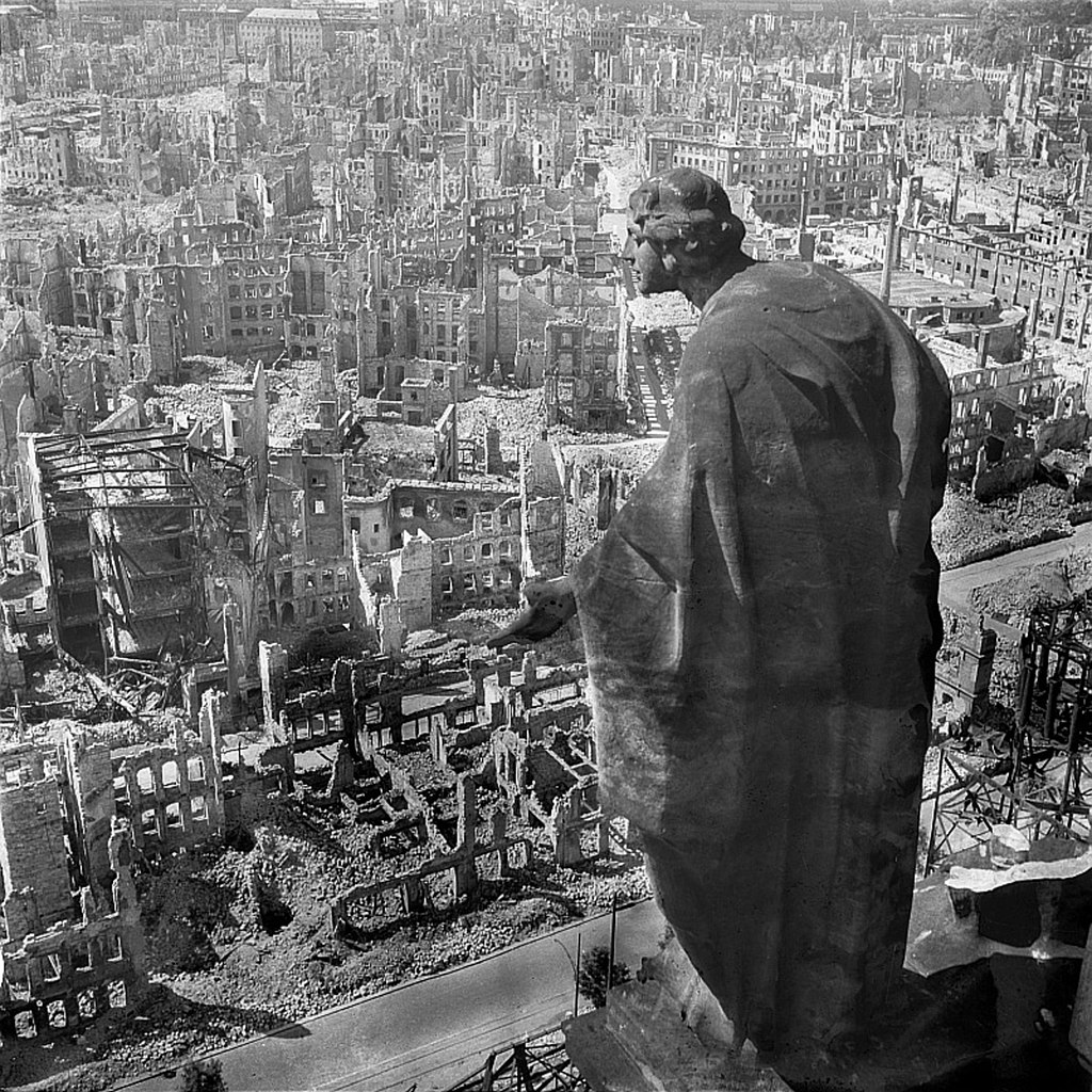 Дрезден 1945, вид з ратуші (Rathaus) на зруйноване місто
