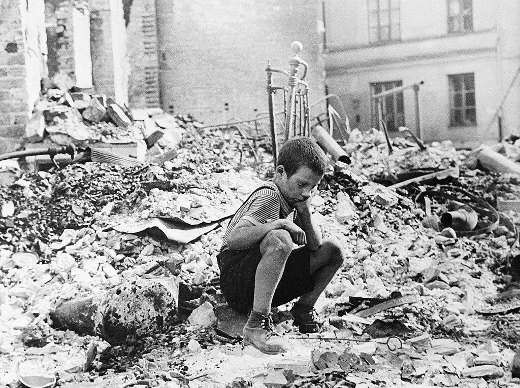 Хлопчик сидить на уламках зруйнованої будівлі. Варшава, 1939 рік