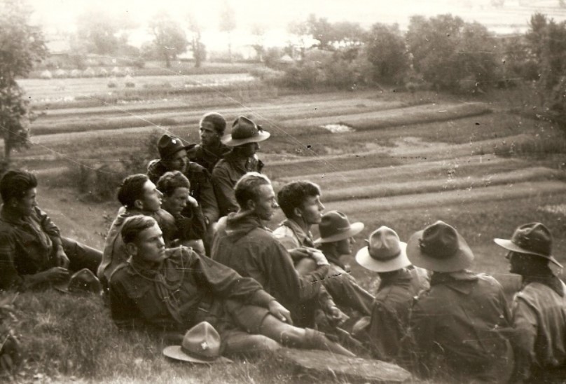 Степан Бандера (в другому ряді зліва 2-й) під час пластових мандрівок в горах. ФОТО: АРХІВ ЦДВР
