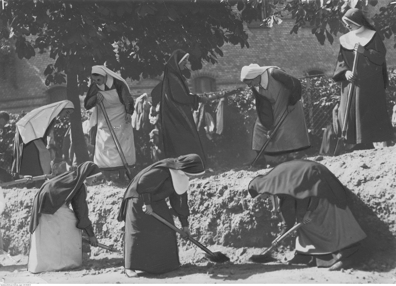 Францисканки монастиря родини Марії копають зенітні рови на валах Ігнація Мосцицького. Серпень 1939.