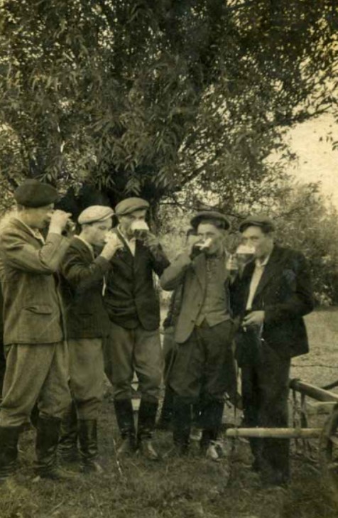 Група чоловіків смакує хмільний напій на природі, 1950-1960, Щирець
