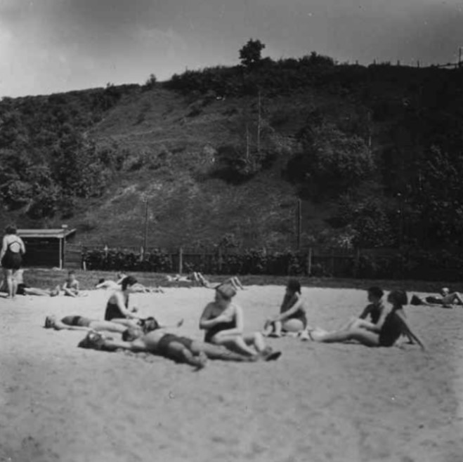 Пляж на басейні "Залізна вода”, Львів, 1934-1939 роки