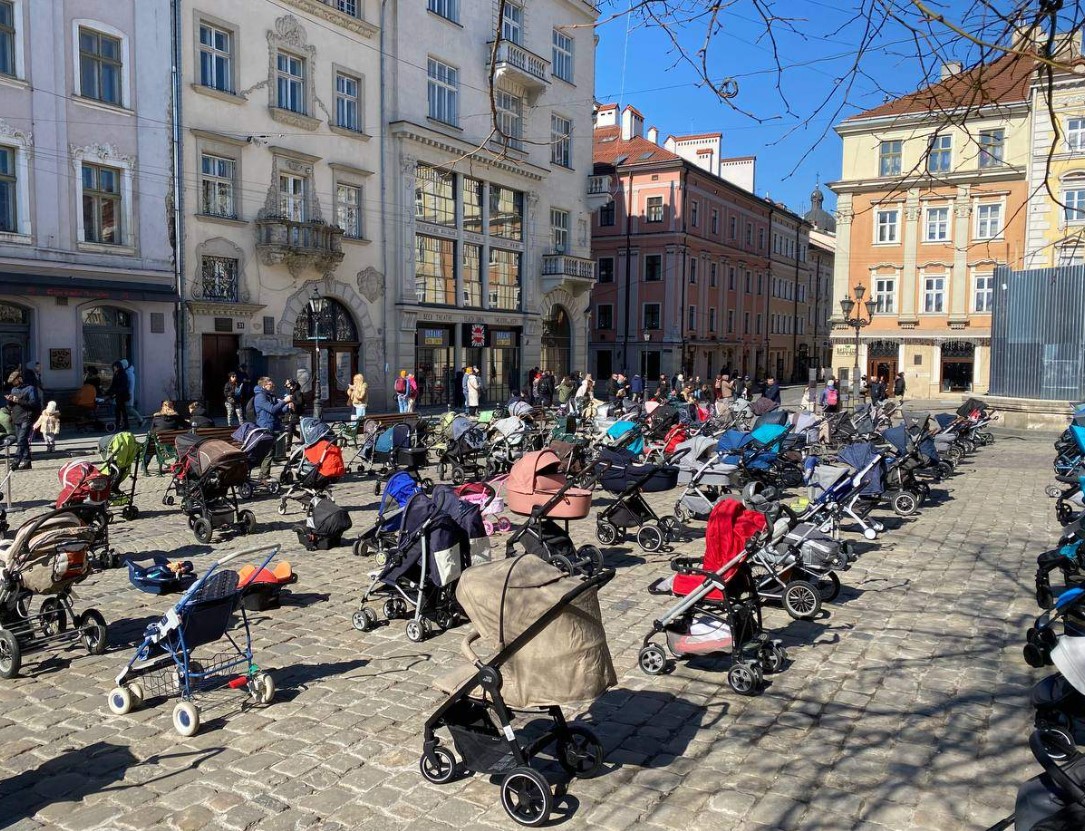 109 дитячих візочків у центрі Львова символізують вбитих російськими окупантами дітей