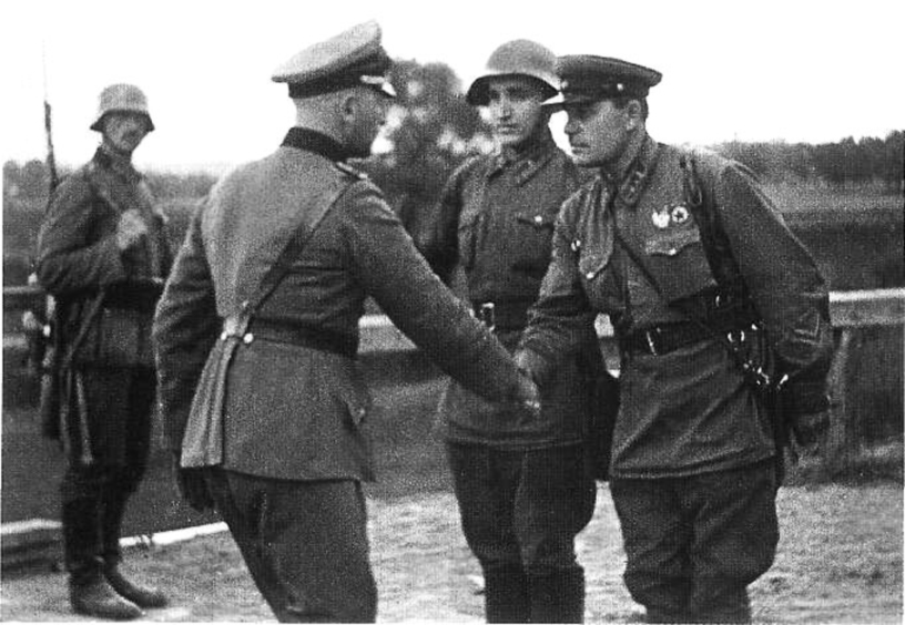 Зустріч радянських і німецьких офіцерів, жовтень 1939 року.