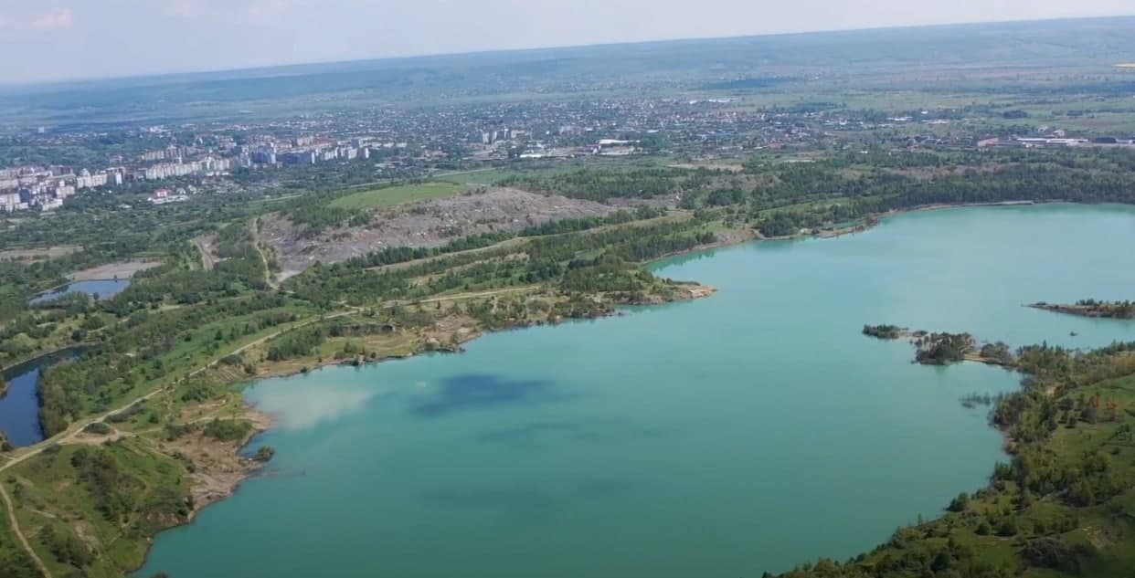 Домбровський кар'єр на передньому плані, місто Калуш на задньому (травень 2020 р)