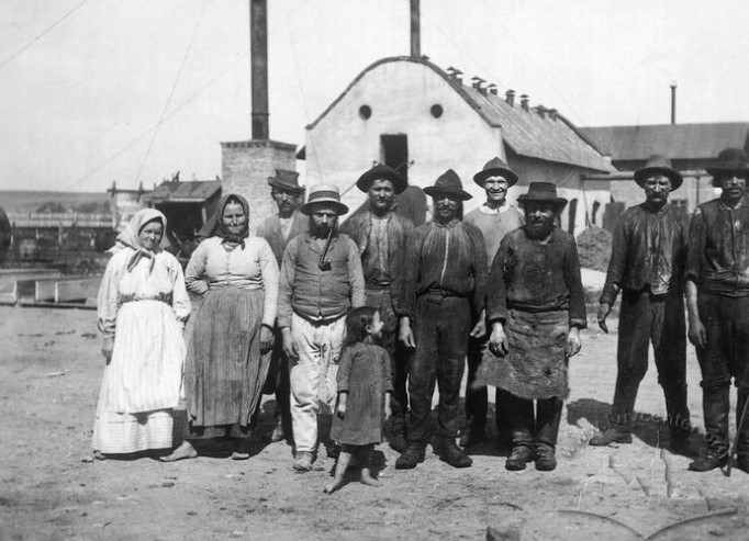 Єврейські робітники на нафтопереробному заводі в Губичах біля Борислава

