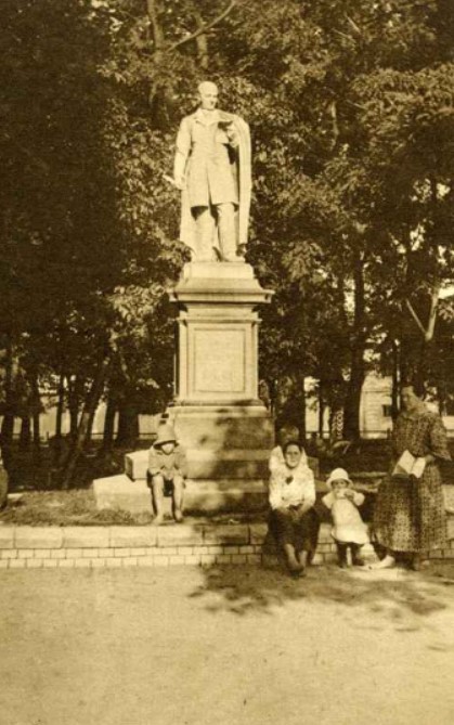 Парк Райківка у Бродах. Пам’ятник Юзефу Коженьовському, 1929 рік. Монумент був демонтований радянською владою. 