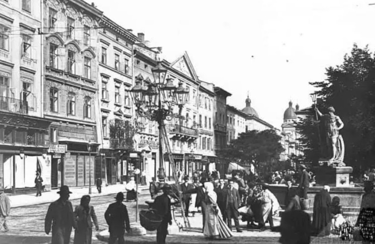 Площа Ринок у Львові, біля ліхтарів видно драбину, котрою користувався ліхтарник, щоб запалити або загасити полум’я в ліхтарях.