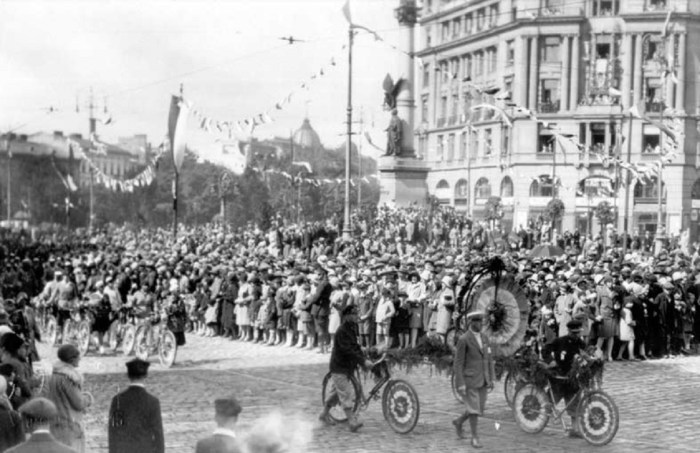 Святковий парад на площі Міцкевича, 1921—1930 рр.
