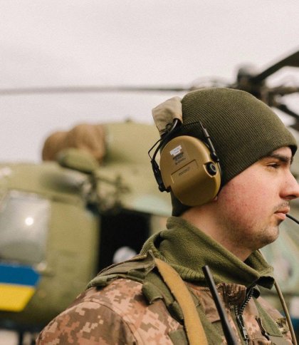 prezydent-nagorodyv-12-tu-brygadu-armijskoyi-aviacziyi-vidznakoyu-za-muzhnist-ta-vidvagu