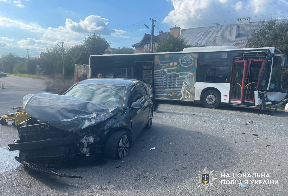 ДТП під Львовом: зіткнення легковика та маршрутки, п'ять постраждалих