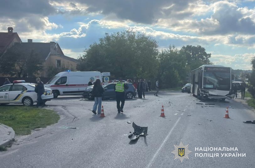 ДТП під Львовом: зіткнення легковика та маршрутки, п'ять постраждалих