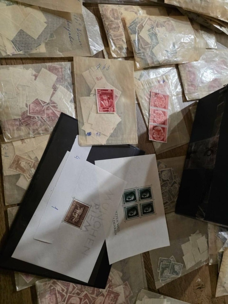 Митники вилучили понад 14 тисяч марок з нацистською символікою на кордоні з Польщею