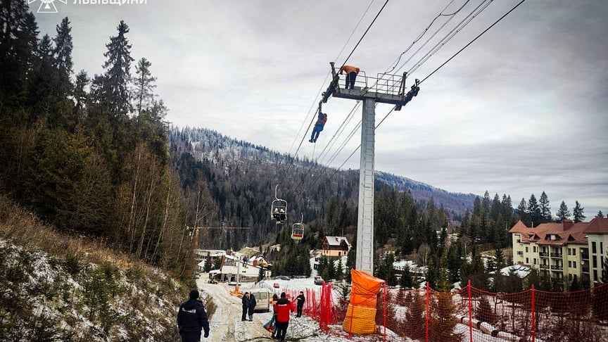 Крісельний підйомник на горі Захар Беркут зупинився з 80 людьми: рятувальники знімають туристів