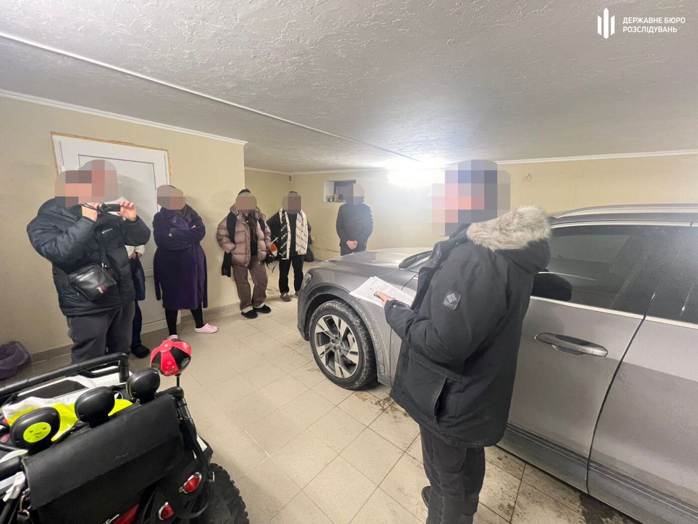 На Львівщині посадовці митниці та прикордонної служби переправляли чоловіків за кордон під паспортами померлих