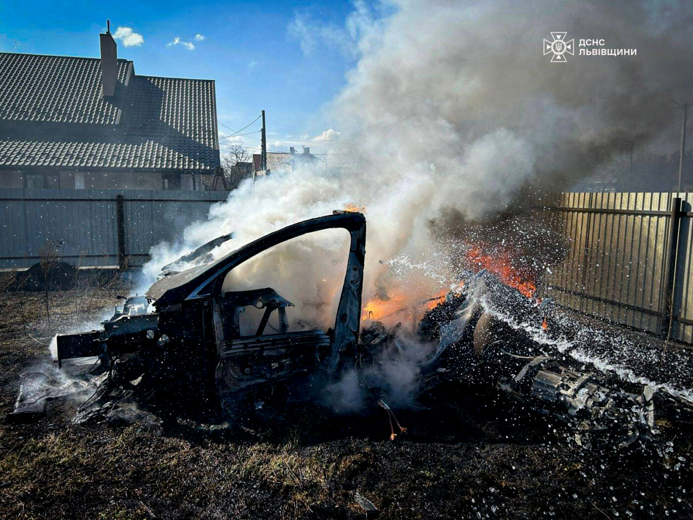 На Львівщині через спалювання сухої трави загорівся автомобіль Tesla