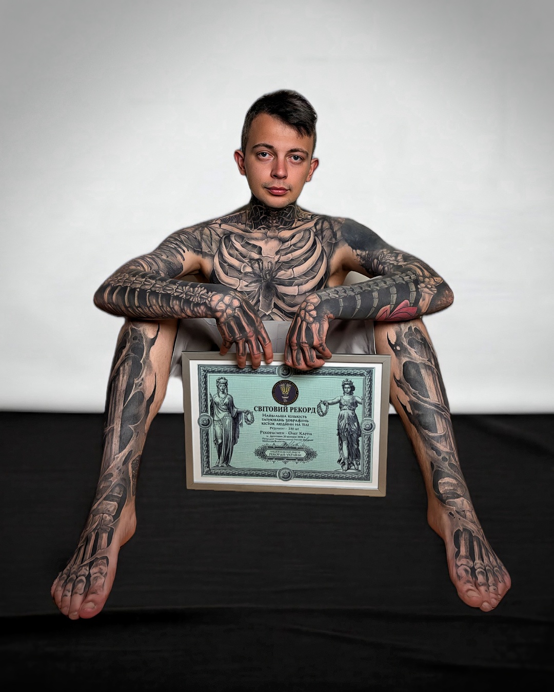 Житель Дрогобича набив 230 татуювань кісток і побив світовий рекорд