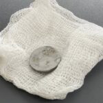 У Львові хірурги дістали зі стравоходу 2-річної дитини батарейку, з якою вона жила всю зиму