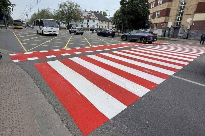 У Львові нанесли розмітку "вафельниця" на перехресті Чорновола — Хімічній